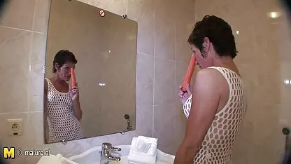 Profesores adultos que tienen sed porno hablando espanol de sexo y un estudiante que es fuerte da placer a la mujer