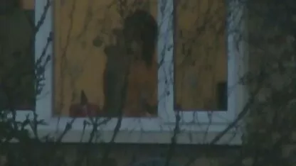 Chick adulto y joven sex porn español chupar a través del agujero en la Pared