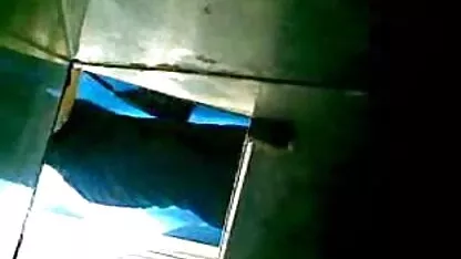 Negro bebé extendiendo su piernas en frente de xxx por dinero español la blanco hombre