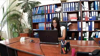 Chica haciendo masaje muy bien para folladas de españolas la lesbiana pareja