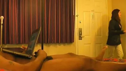 En el baño, un hombre cierra la boca y pornno español la información a la esposa de su amigo