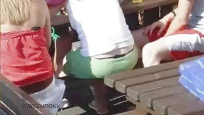 El joven youporno español estaba espiando a la mujer desnuda y entrando