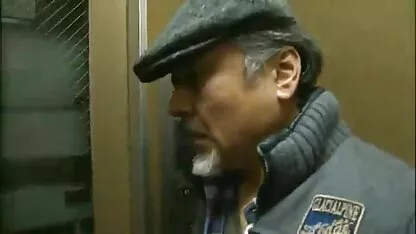 Vieja en medias acariciando un sombrero xxx españolas tetonas perezoso