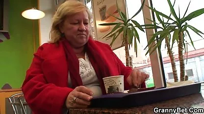 Un hombre ama cuando un gran xxx en español castellano ruso con tetas pequeñas sentado en su cara con genitales femeninos