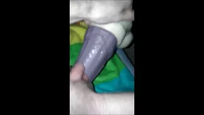 Chica potno en español muestra su coño lleno de crema batida en su