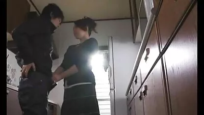 La señora se divierte con dos chicos xxx casero castellano follando uno, y burlándose de la segunda