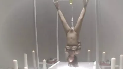 La chica fue puesta en porno español completo una cama de látex, atada con una cuerda y colgada