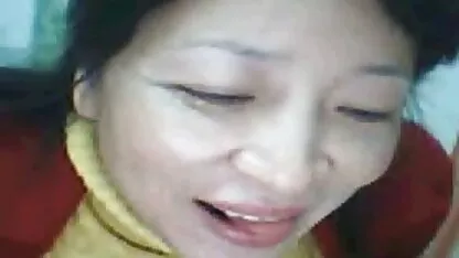 Marido sentado en una silla y xxx real en español prestar atención a su esposa sofocar cada uno de los otros