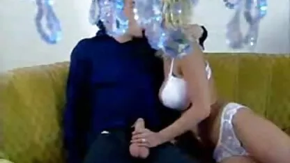 Dos rubias hermanas le peliculas completas xxx hd da una mamada a un amigo