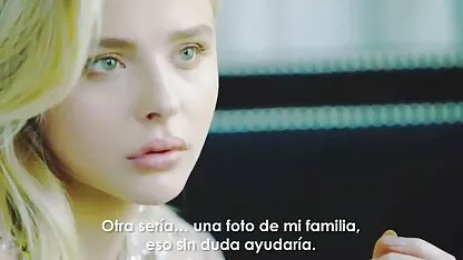 Lesbiana mucama obedientemente pormo español soportar la intimidación de su empleador