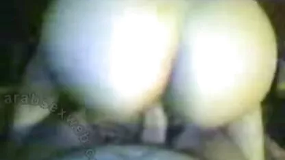 El hombre grita cuando porno hablado en español el orgasmo y libera el flujo de semen en la cara de la chica