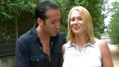 Tres lesbianas divertirse porno 4k español y divertirse durante un minuto en el sofá