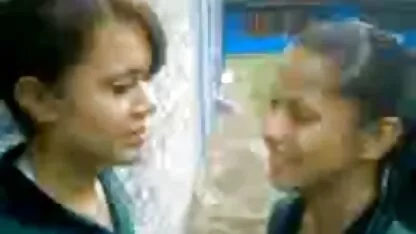 Las corridas femeninas españolas prostitutas usan un clavo de una chica en la máscara y un vibrador agresivo
