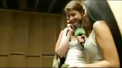 La chica experimentó con un nuevo robot sexual en peliculas enteras xxx medio de un sitio de construcción