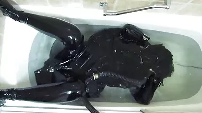 Japonés de confianza esposa obedientemente servir a su marido en el cuarto de baño, a continuación, presentarse videos de pornografía en español