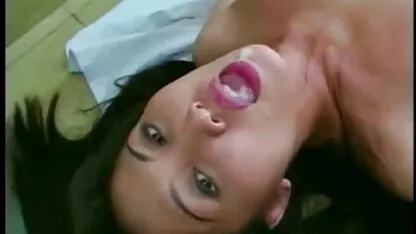 Rubia delgada antes de tomar una ducha para follar con un paginas de porno en español hombre