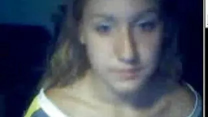 Rubia desnuda recibe el guante de videos lesbicos español boxeo de una pareja