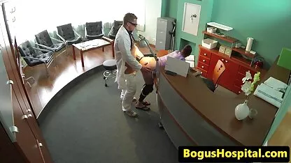 Crystal lazy también no quiere quitarse las medias para masturbarse su sombrero ver videos xxx gratis en español