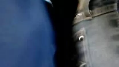 Flaco hombre con sus manos screwing la coño en la rubia mamas españolas follando puta