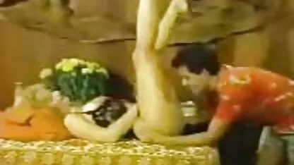 Abuelita vistiendo guantes acariciando peliculas porno dobladas al español la polla para un hombre joven