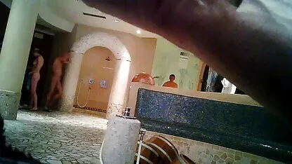 Un amigo peliculas pono españolas plantó a una chica justo debajo del agua en la piscina