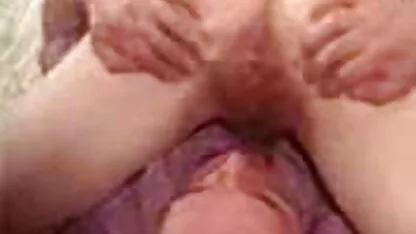Un hombre entra en porno traducido a español el cocinero en la vagina de una mujer embarazada