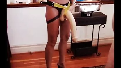 Rubia se desnuda y videos poeno en español camina desnuda en público
