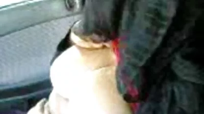 Una porrno en español hermosa chica chupando el coche y se da a la mierda