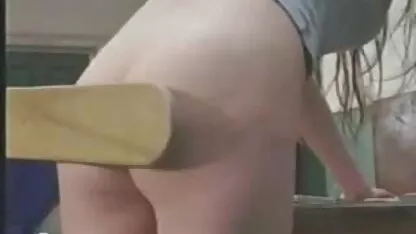 Una chica con un buen estiramiento para estirar las piernas y videos pirnos en español activamente los dedos