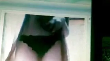Una mujer ver peliculas porno completas online en un traje de conejito de Playboy burlas de su marido