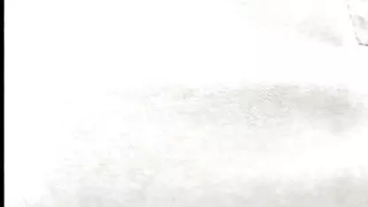 Shmara moviendo la aguja fina debajo de la piel del xxx españolas pene